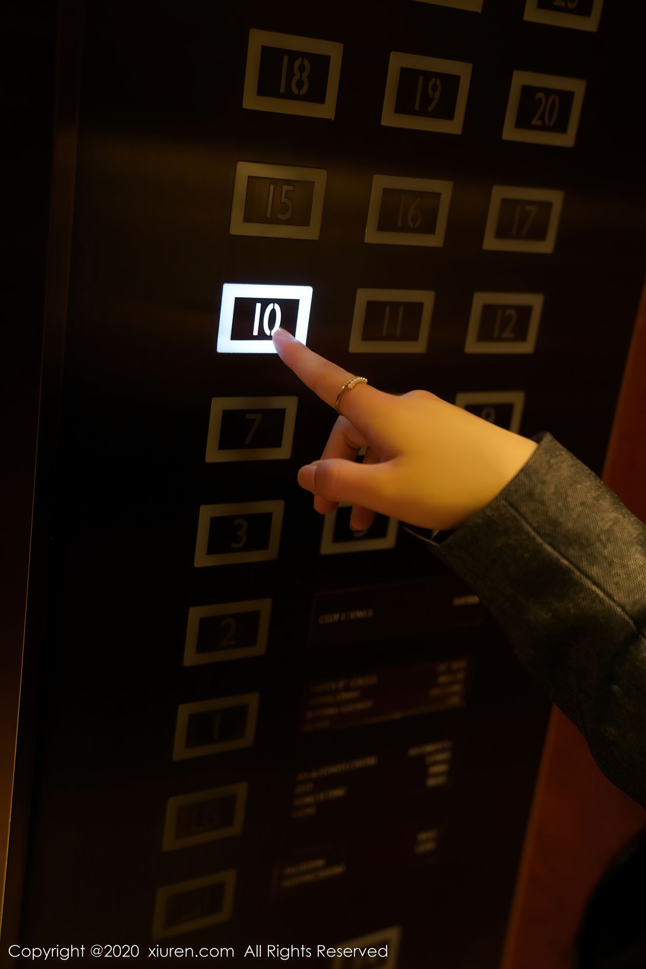 [XIUREN秀人网] 2020.10.09 NO.2628 美七Mia [64P-660MB]